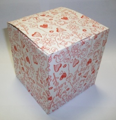 Подарочная коробка для кружки бело-красная "Love"