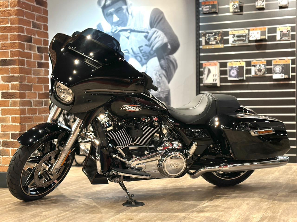 STREET GLIDE SPECIAL, 2024 VIVID BLACK CHROME TRIM