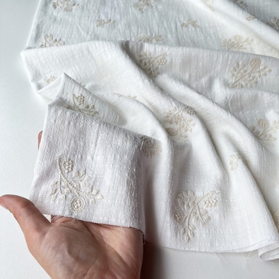 Полулен с вышивкой на молочном фоне