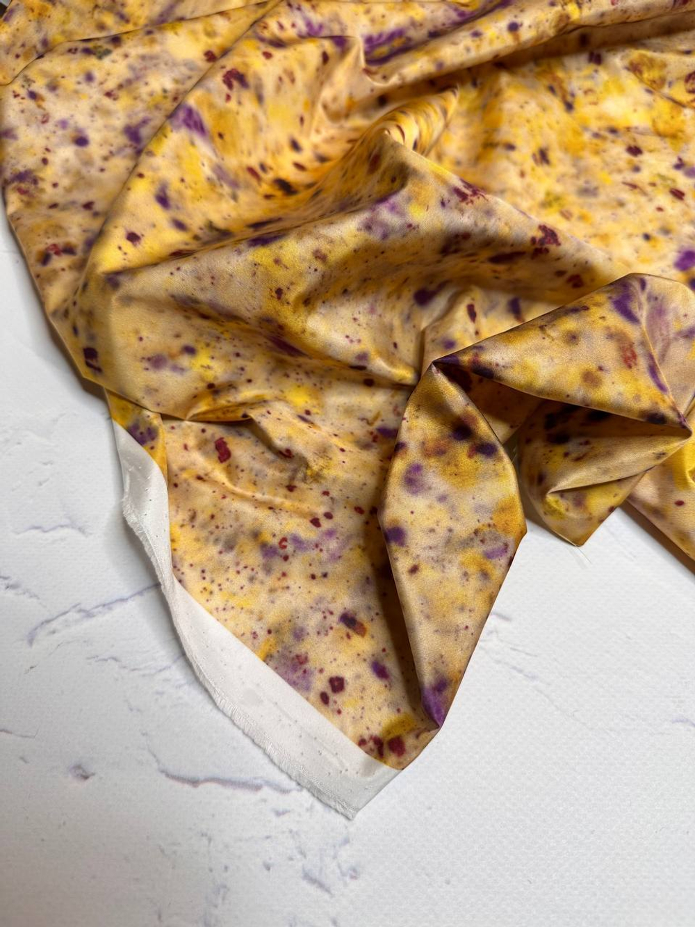 Курточно-плащевая принтованная ткань без пропитки (Altuzarra, 100%полиэстер, Нежно-желтый фон с бежевым/фиолетовые брызги звездного неба, 150, 89 гр/м2)