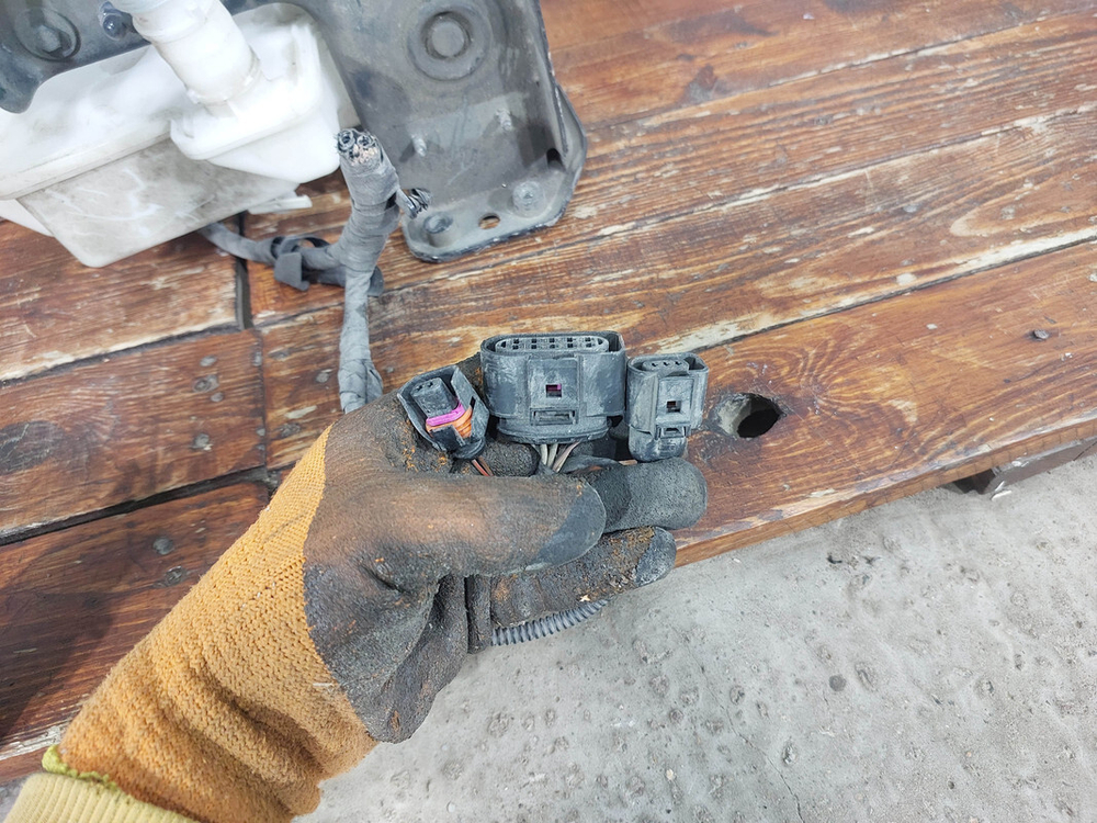 Бачок омывателя с кронштейном Volkswagen Caddy 3 10-15 Б/У Оригинал 1K0955453Q