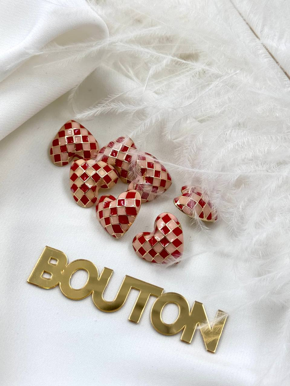 Пуговицы в форме сердца с шахматным принтом бежево-красные скидка