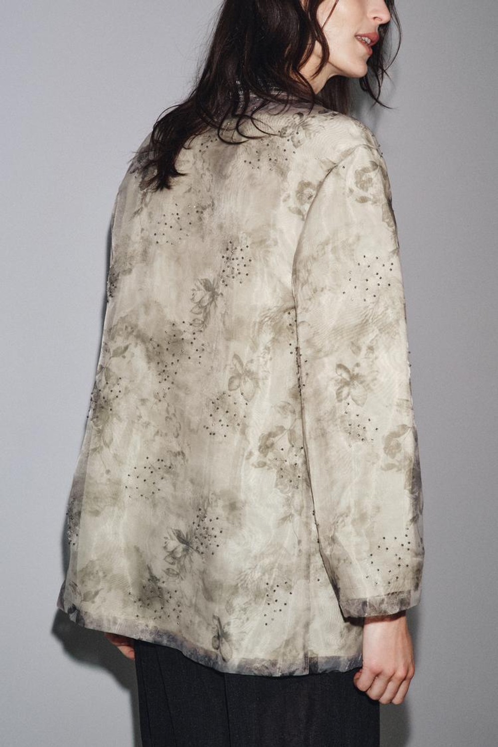 ZARA КИМОНО ИЗ ОРГАНЗЫ С ПРИНТОМ И БУСИНАМИ, СЕРО-КОРИЧНЕВЫЙ