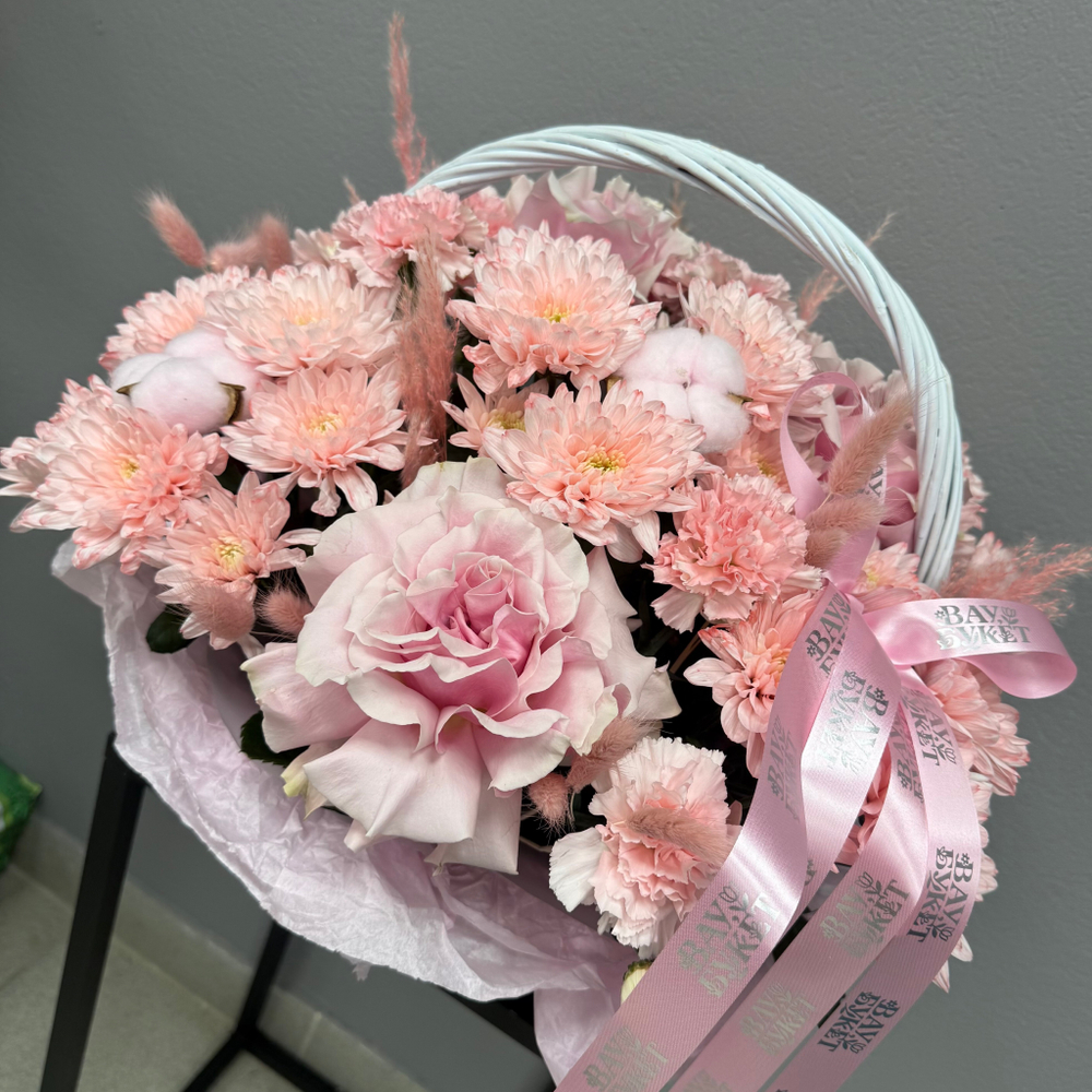 Композиция в корзине с французскими розами и персиковой хризантемой