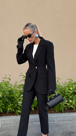 Костюм классический с приталенным жакетом