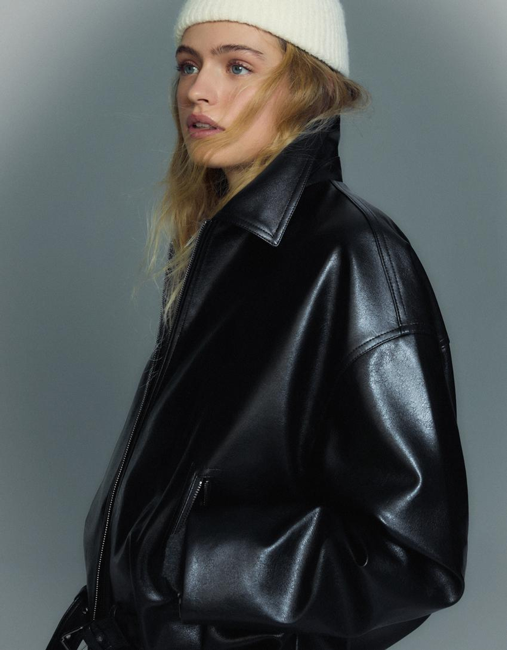 BERSHKA Бомбер из искусственной кожи с поясом, черный