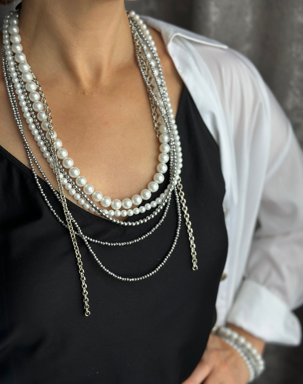 Колье "Glam" из белого жемчуга, венецианского стекла и гематита, застежка из натуральной кожи