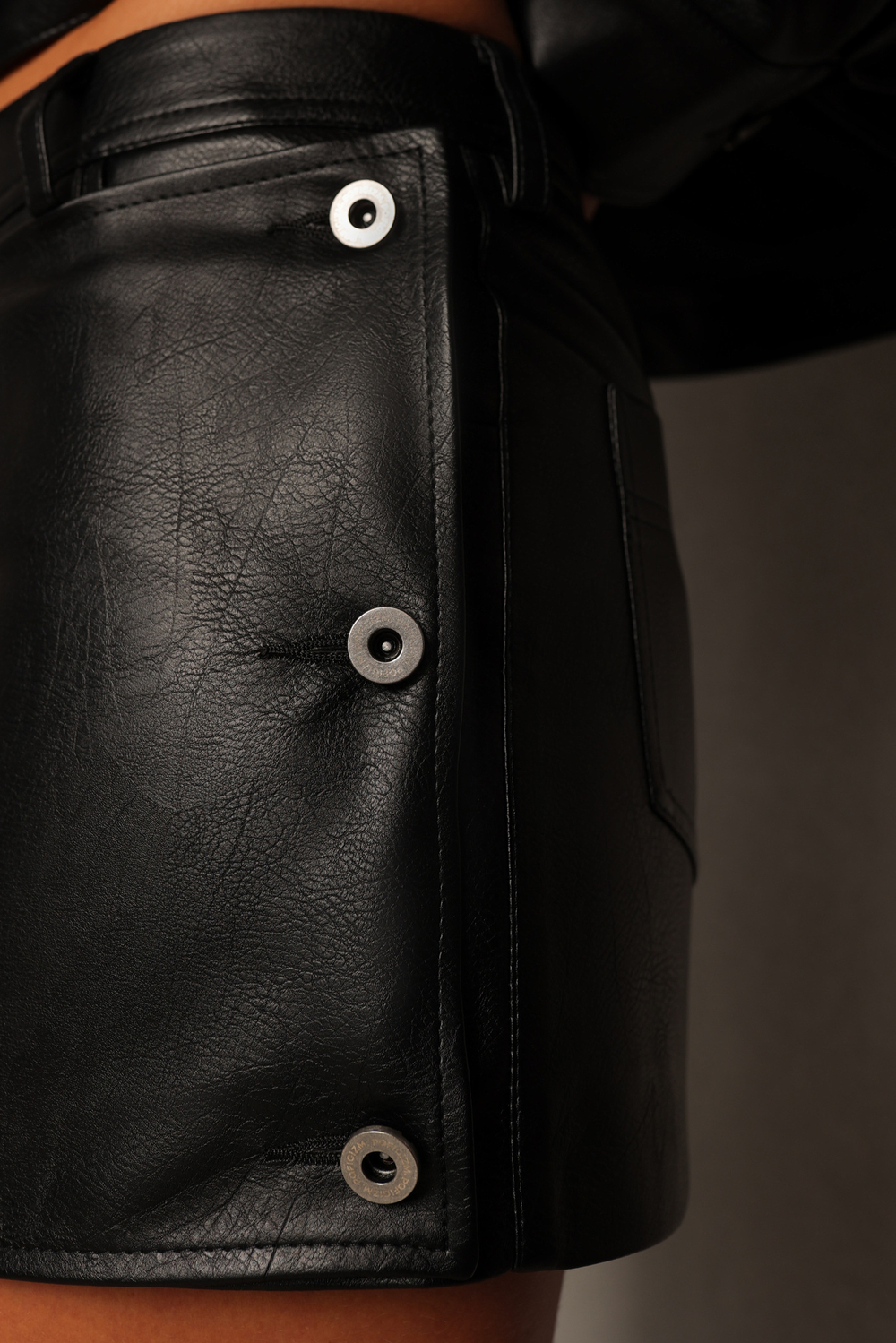 Юбка на запах из экокожи