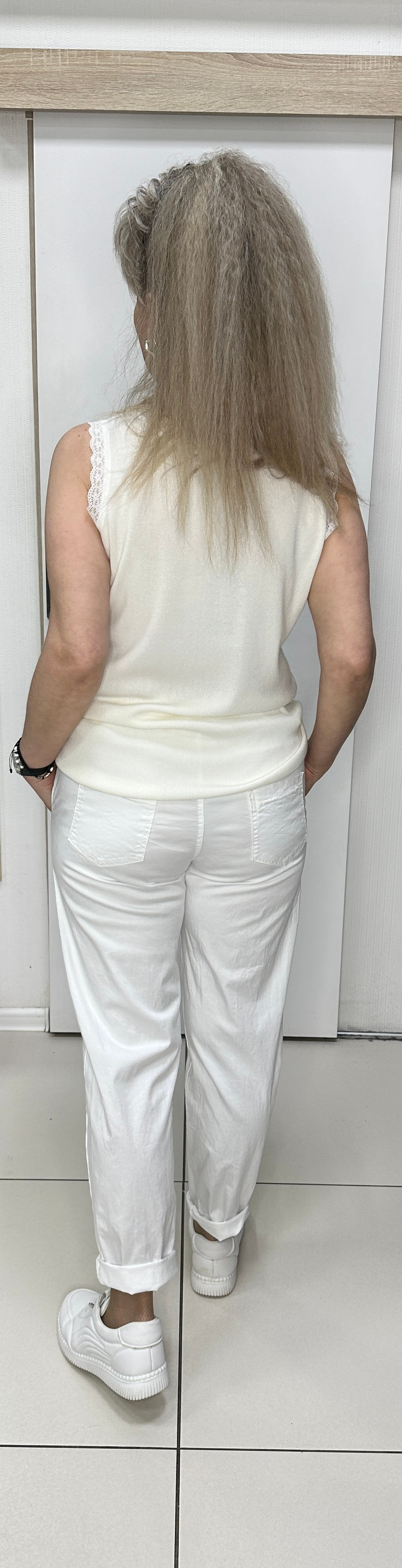 Белые брюки на резинке с кармашками