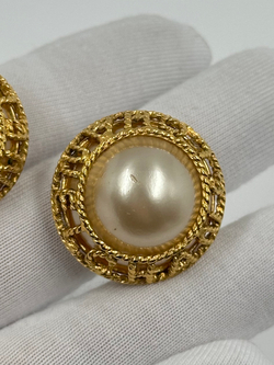 «Жемчужные» клипсы Chanel