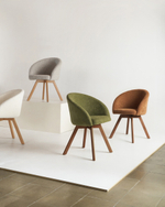 Marvin Поворотный стул из коричневой синели с ножками из ясеня