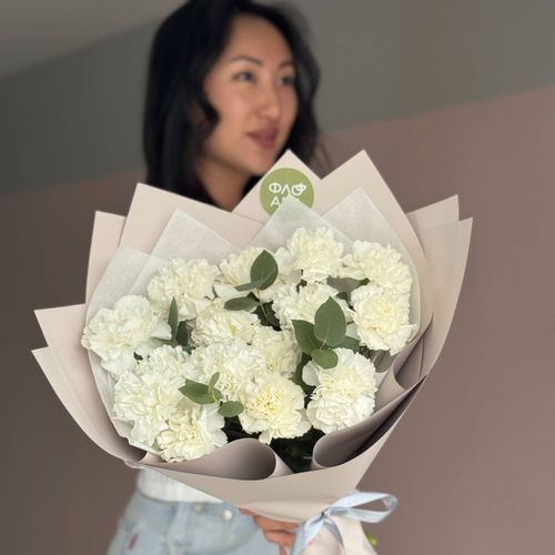 Большой букет белых гвоздик