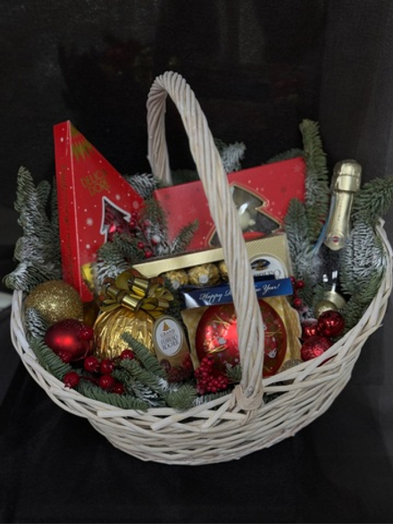 Новогодний набор конфет и чая, декорированный ароматными веточками живого нобилиса, новогодними шарами, Шампанское в ПОДАРОК