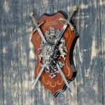 Сувенирное оружие «Геральдика на планшете» с изображением головы демона, два меча