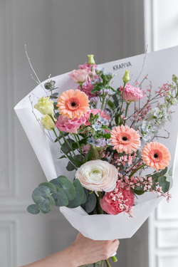 Солнечная композиция с герберами, гвоздикой и эвкалиптом.