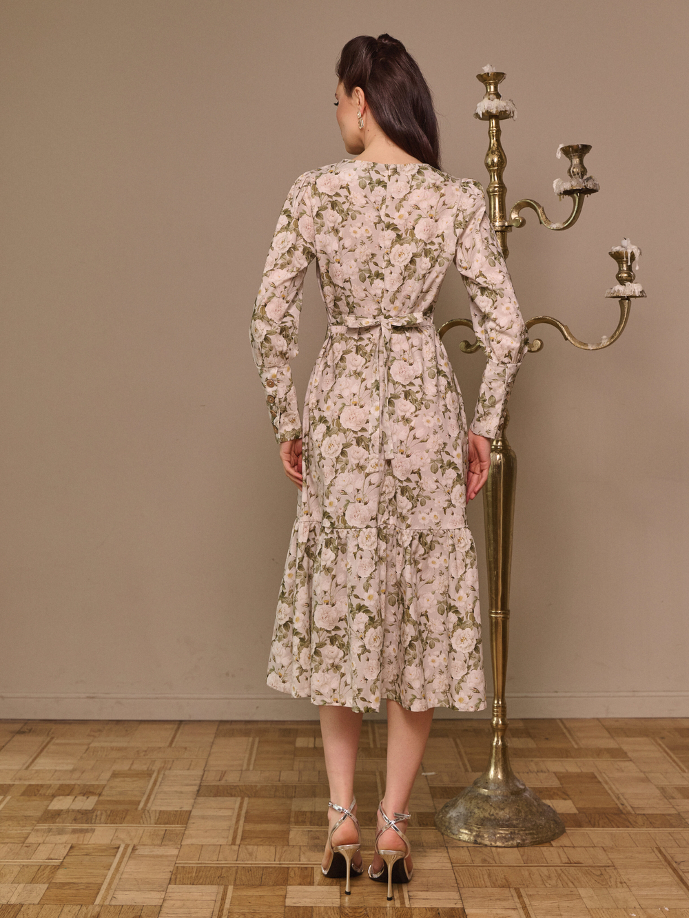 Платье с широкими манжетами