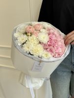 Букет сборный из гортензии, хризантемы и кустовых пионовидных роз