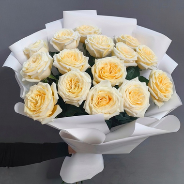 Букет из 15 ароматных пионовидных роз "Candlelight"