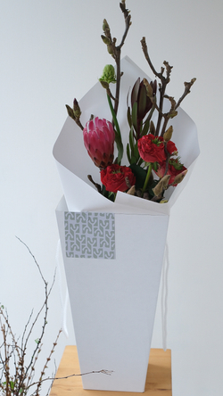 Букет с ветками магнолии, протеей и пионовидными розами Ред Монстр