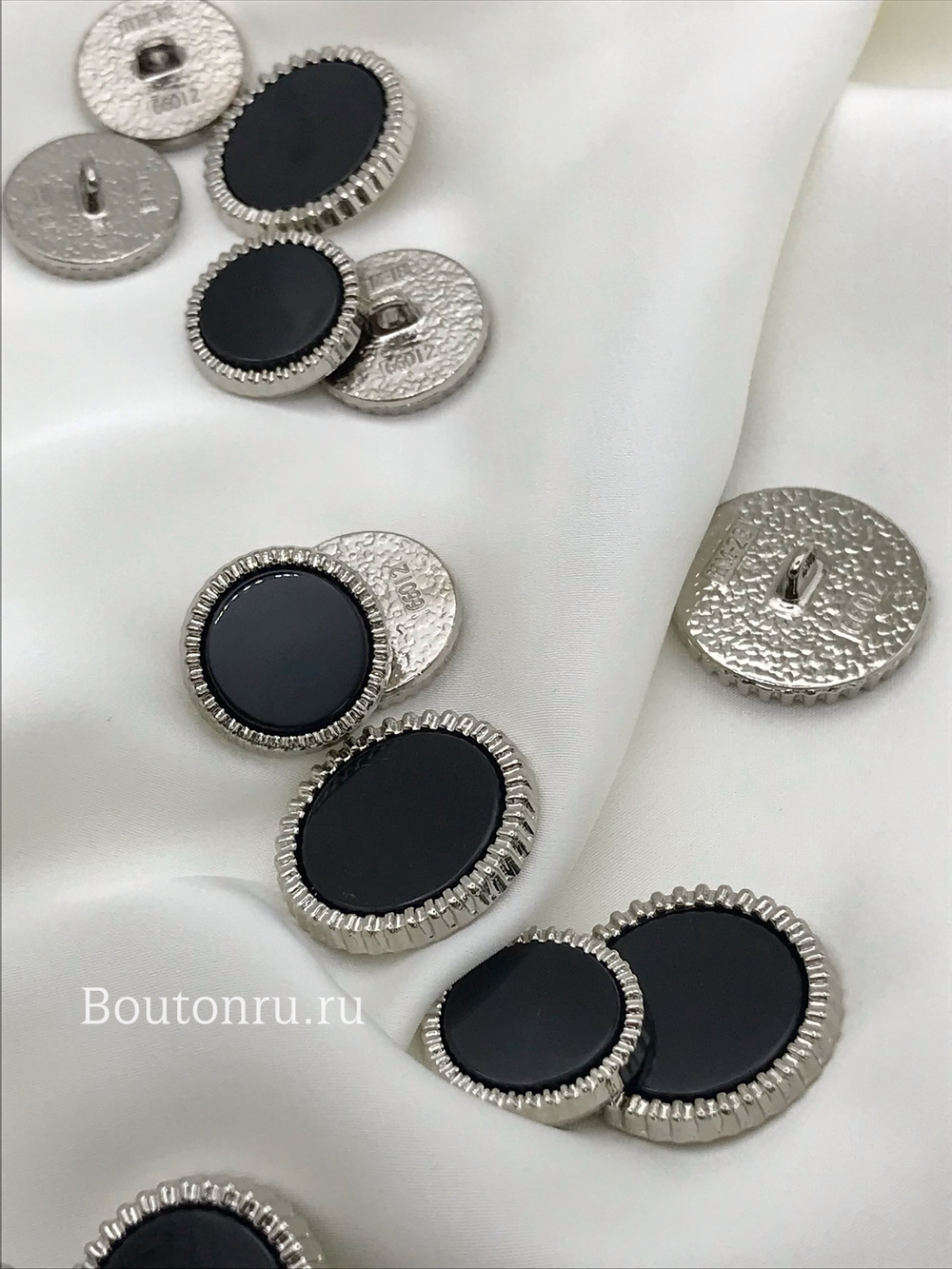 Пуговицы серебристые с черной серединкой