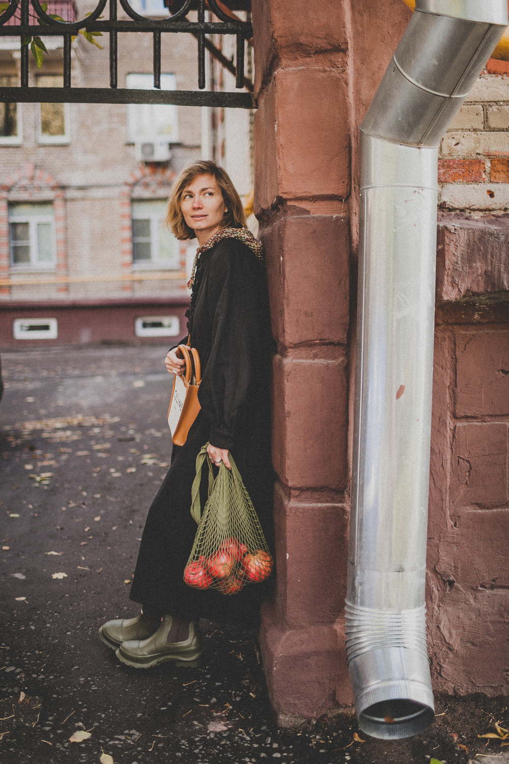 Платье с жабо и длинным рукавом, черная крапива