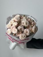 Букет из кустовой пионовидной розы в нежном оттенке