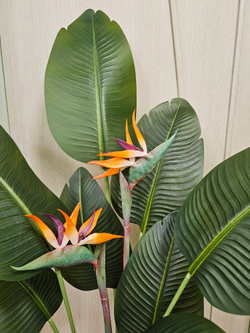 Искусственная стрелиция с цветами в кашпо