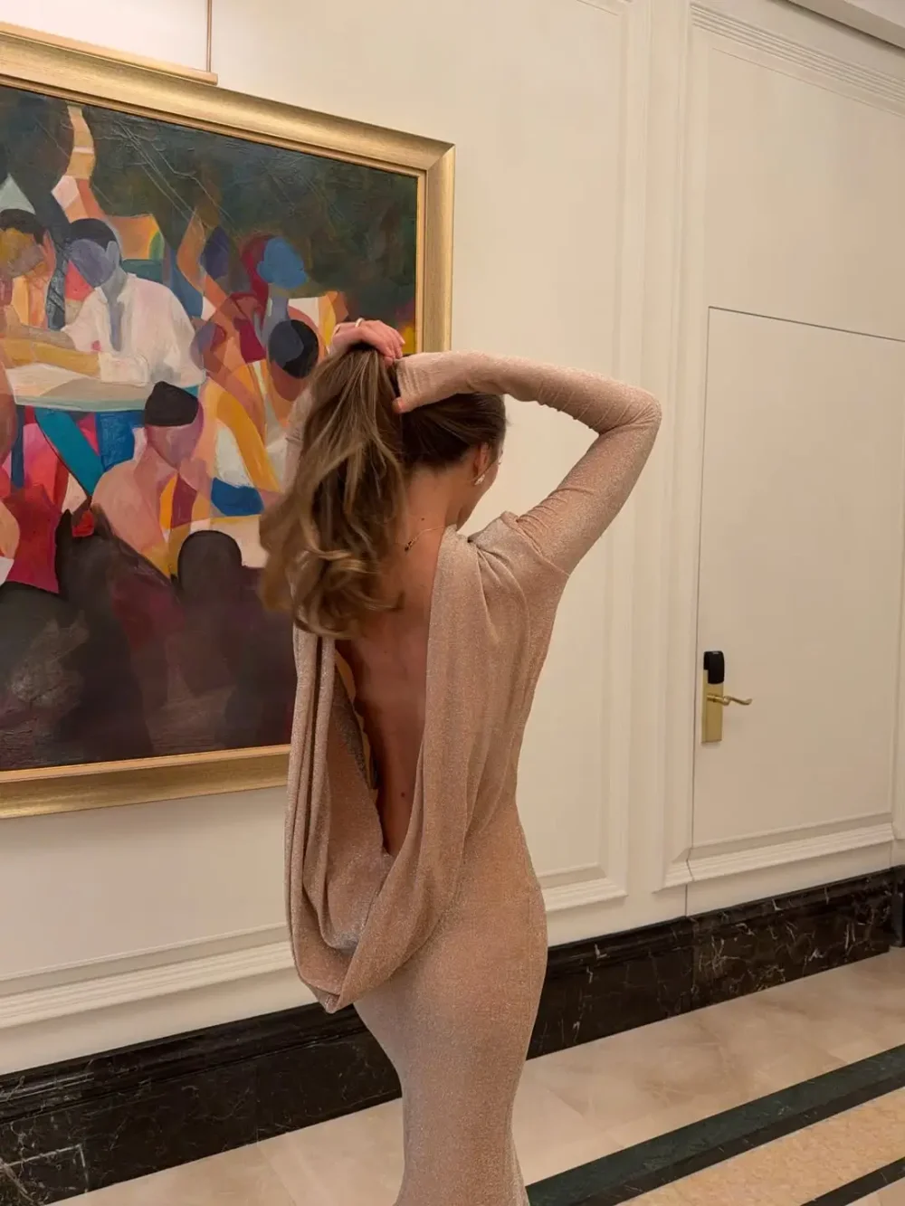 Платье с открытой спиной и шлейфом, Бежевый