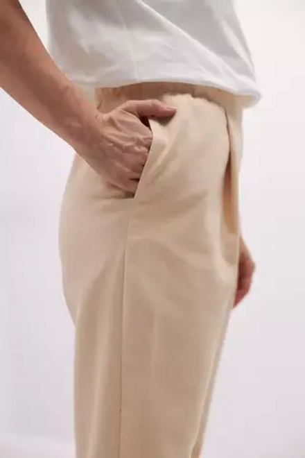 Брюки зауженные из молочной джинсы