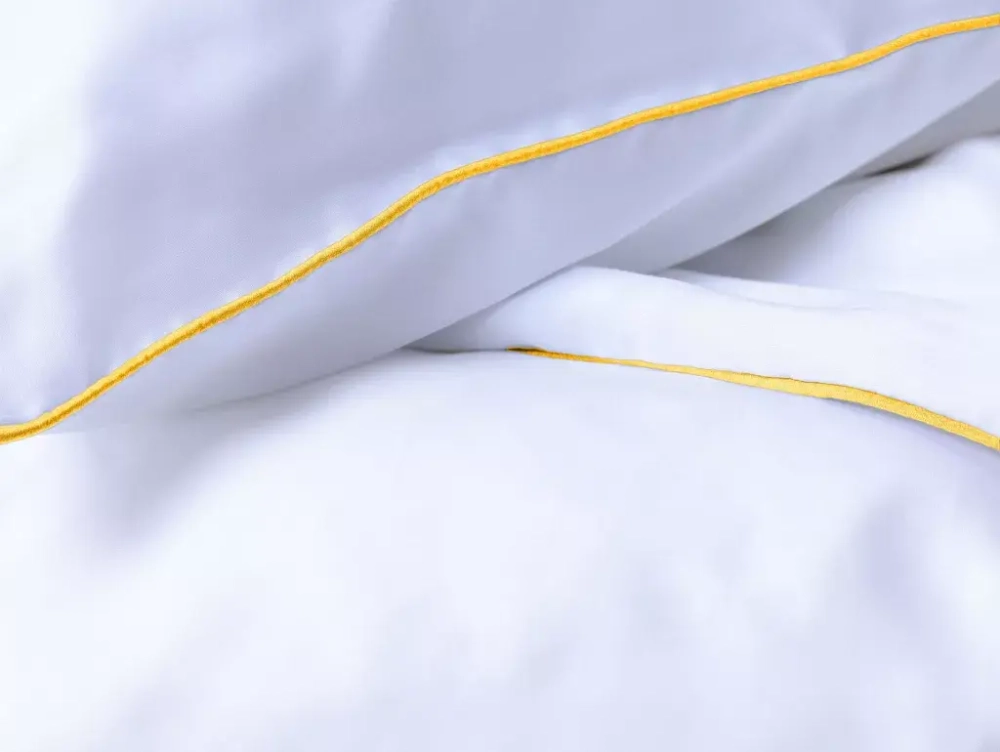 Постельное белье семейное Mollen белое с солнечно-желтым кантом