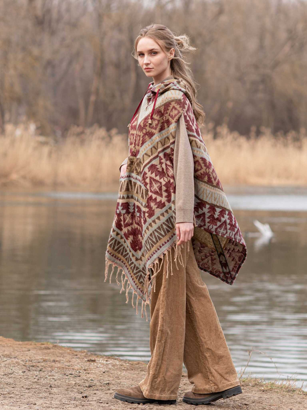 Пончо женское шерстяное с орнаментом