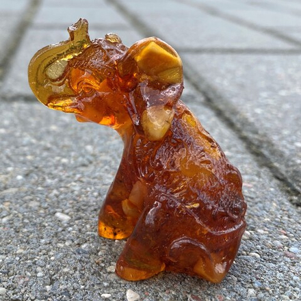 Слоненок сидит