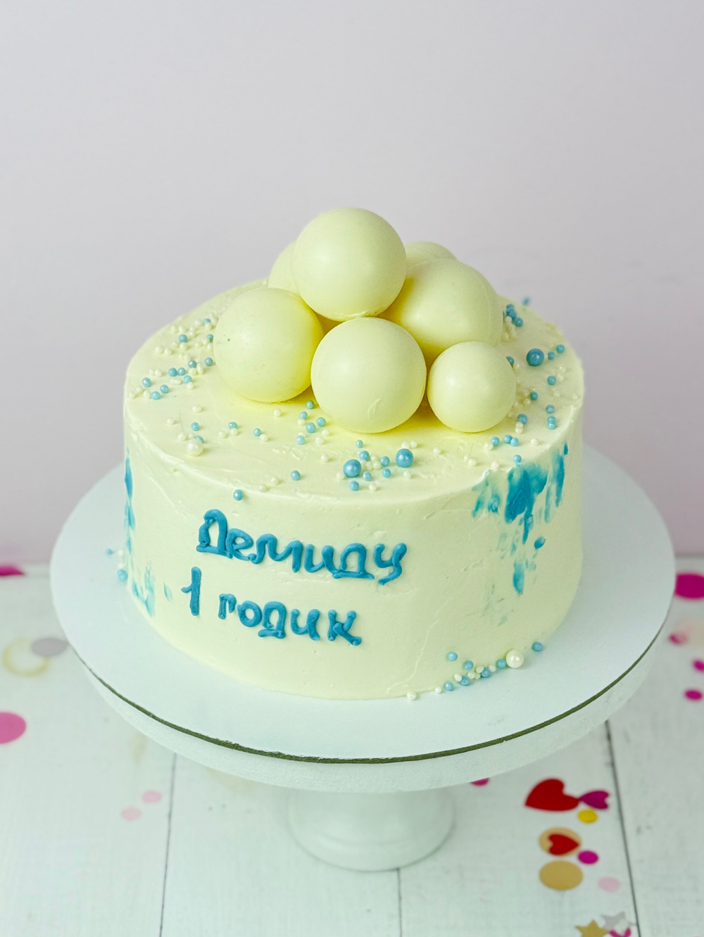 Торт мальчику на годик с белыми шоколадными шарами