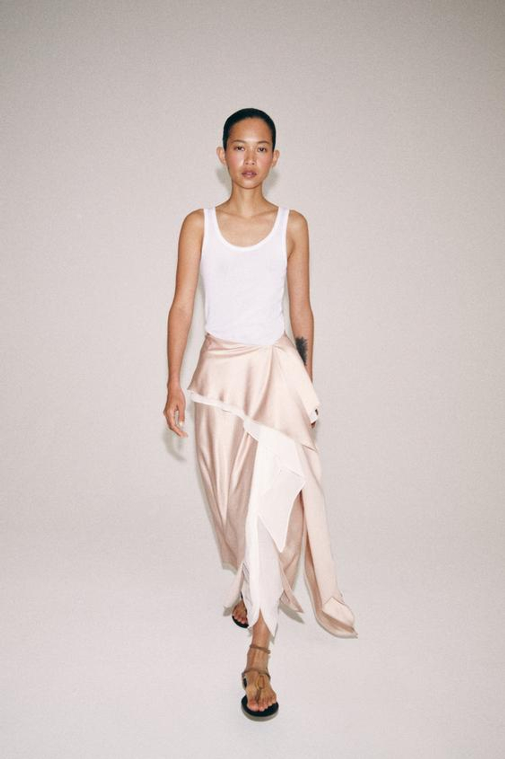 ZARA АТЛАСНАЯ СТРУЯЩАЯСЯ ЮБКА — ZW COLLECTION, ТЕЛЕСНО-РОЗОВЫЙ