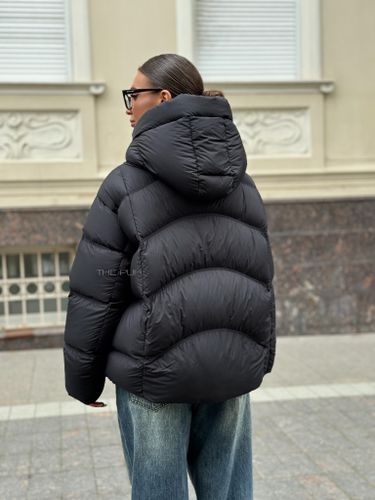 Черный пуховик с капюшоном