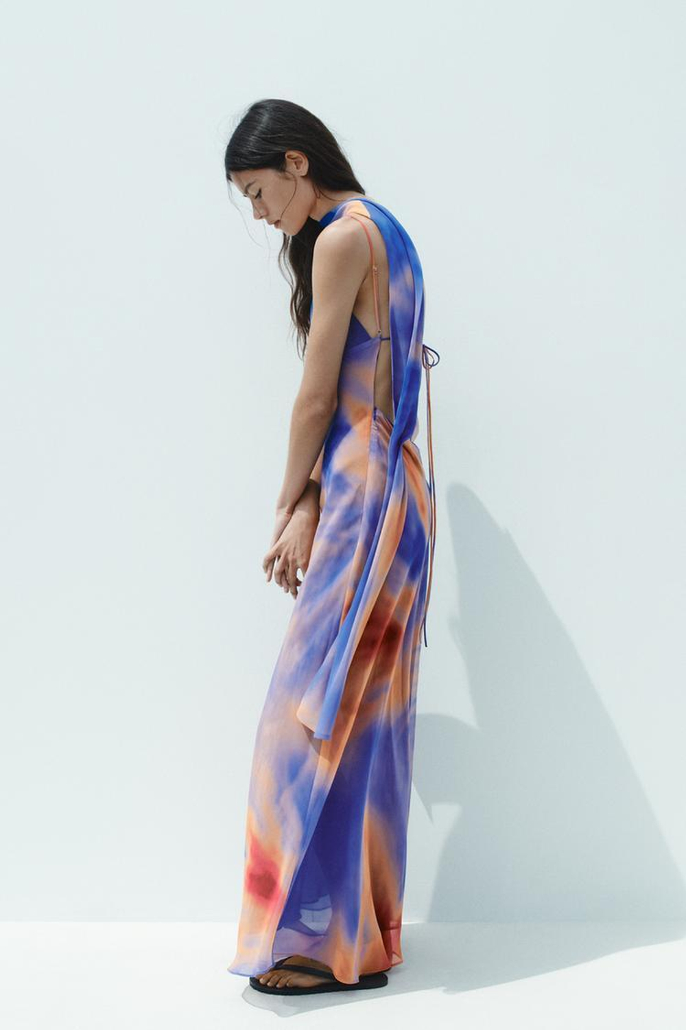 ZARA ДЛИННОЕ ПЛАТЬЕ С ПРИНТОМ, РАЗНОЦВЕТНЫЙ