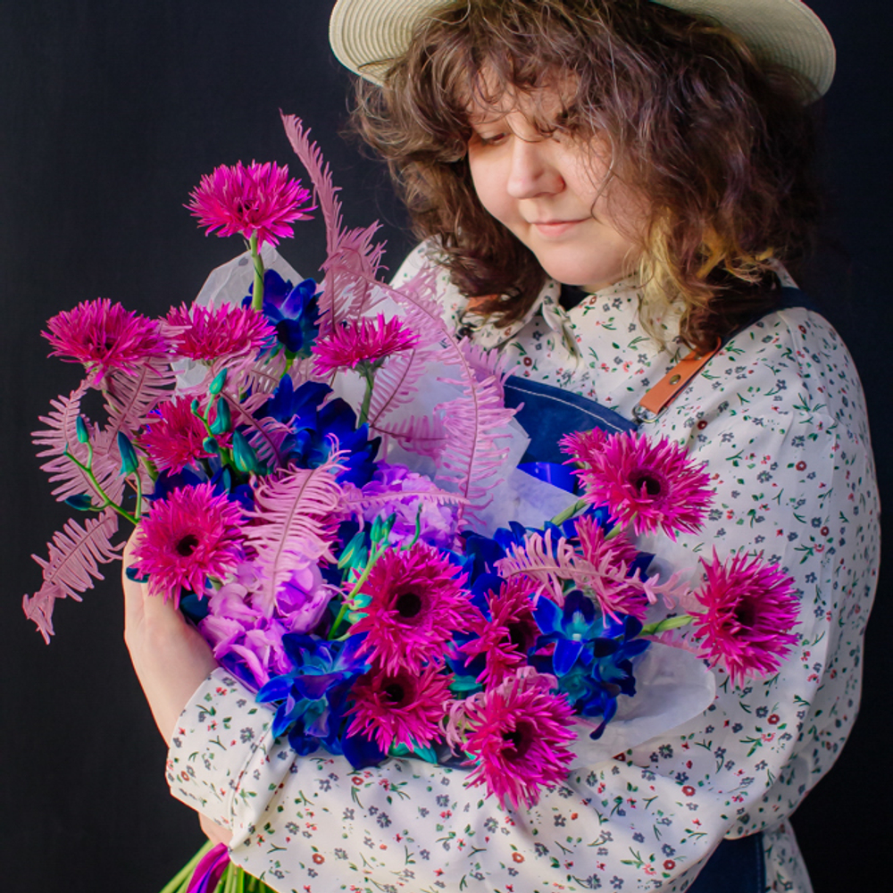 29. Неоновый авторский букет с гермини и орхидеей