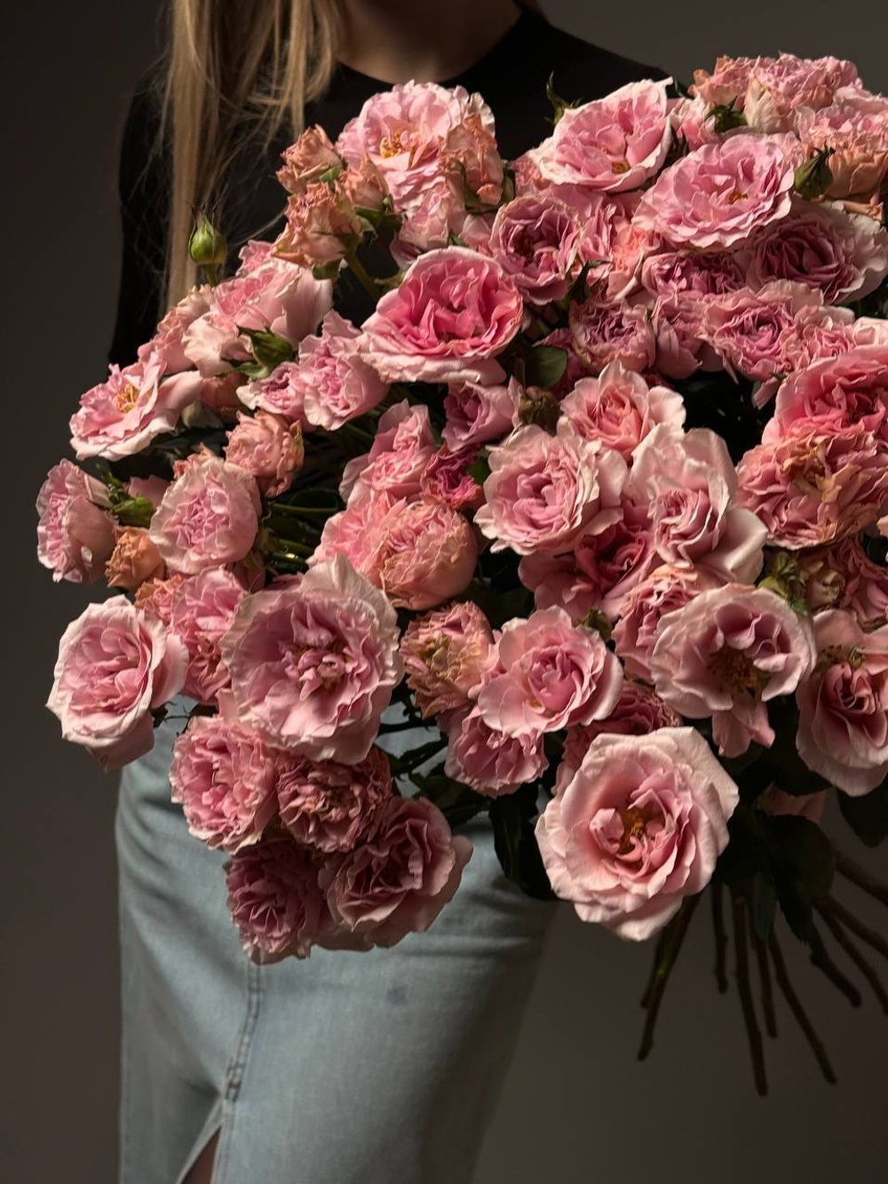 Букет из 15 кустовых роз под ленту