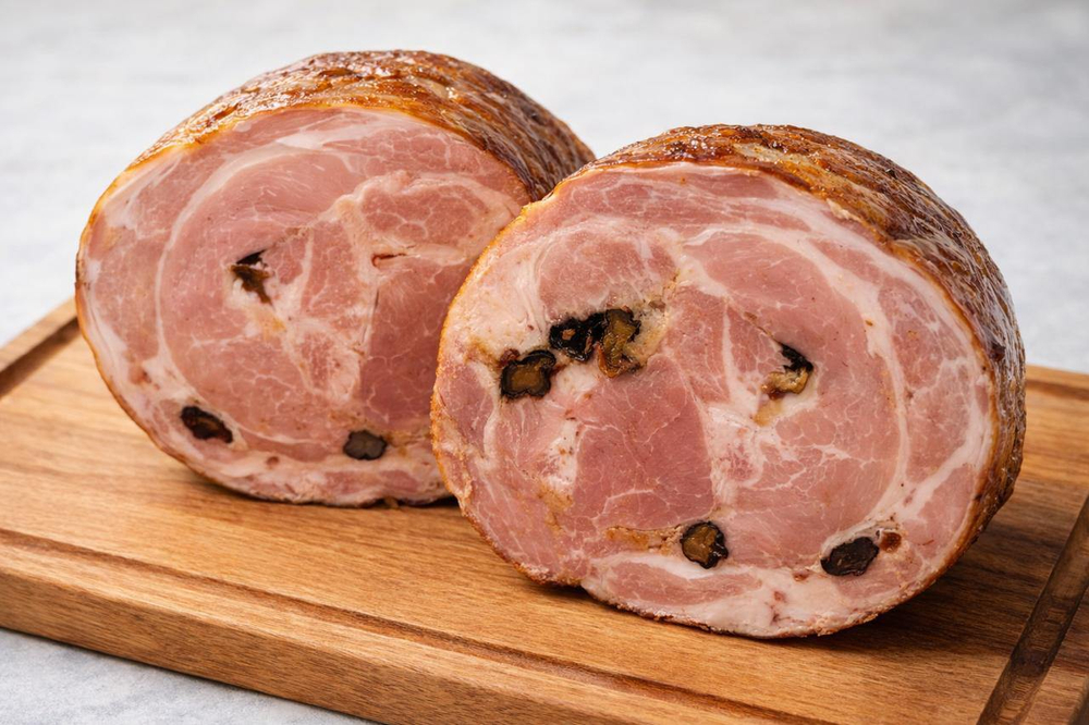 Рулет варено-копченый с изюмом и жареным луком из свинины 350 г