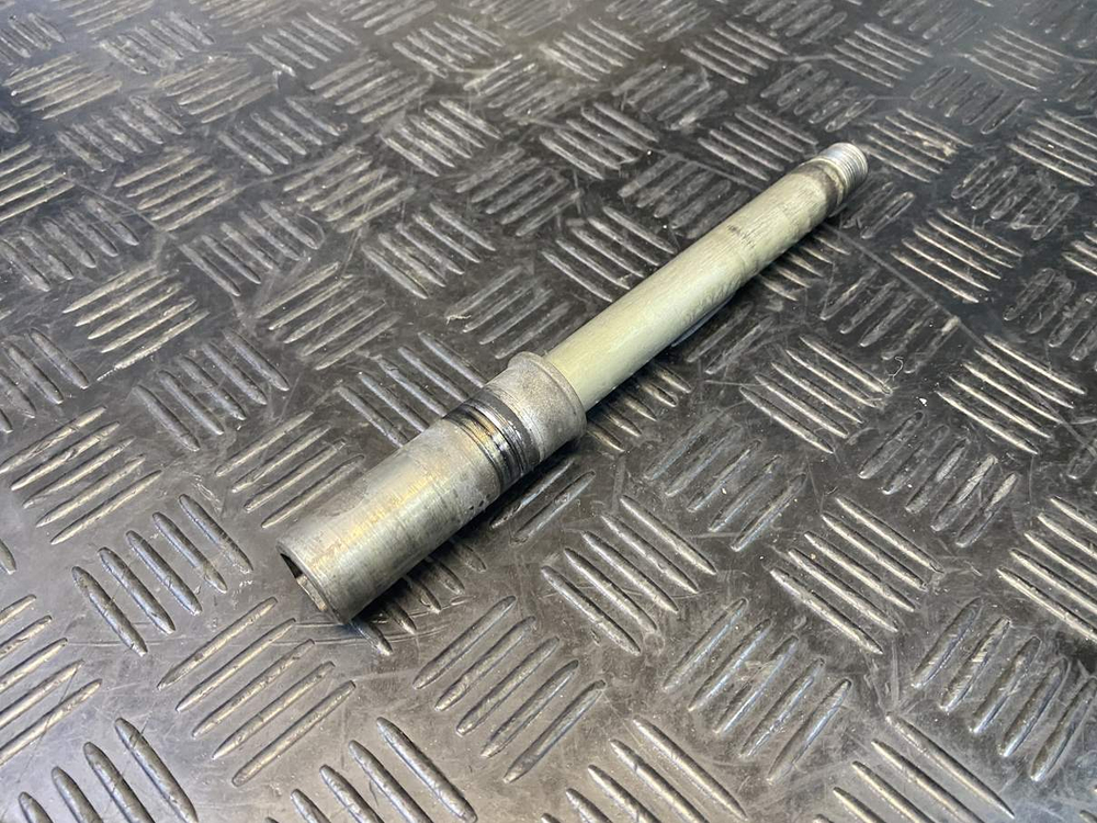 Ось переднего колеса Suzuki GSR400 (GK7DA)