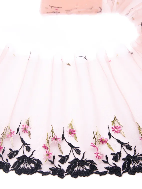 05-102 Вышивка на неэл. сетке 21 см, кофе с молоком/черный/розовый (правая)