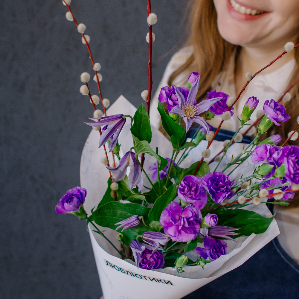 160. Яркий весенний букет с гвоздикой, клематисом и веточками вербы