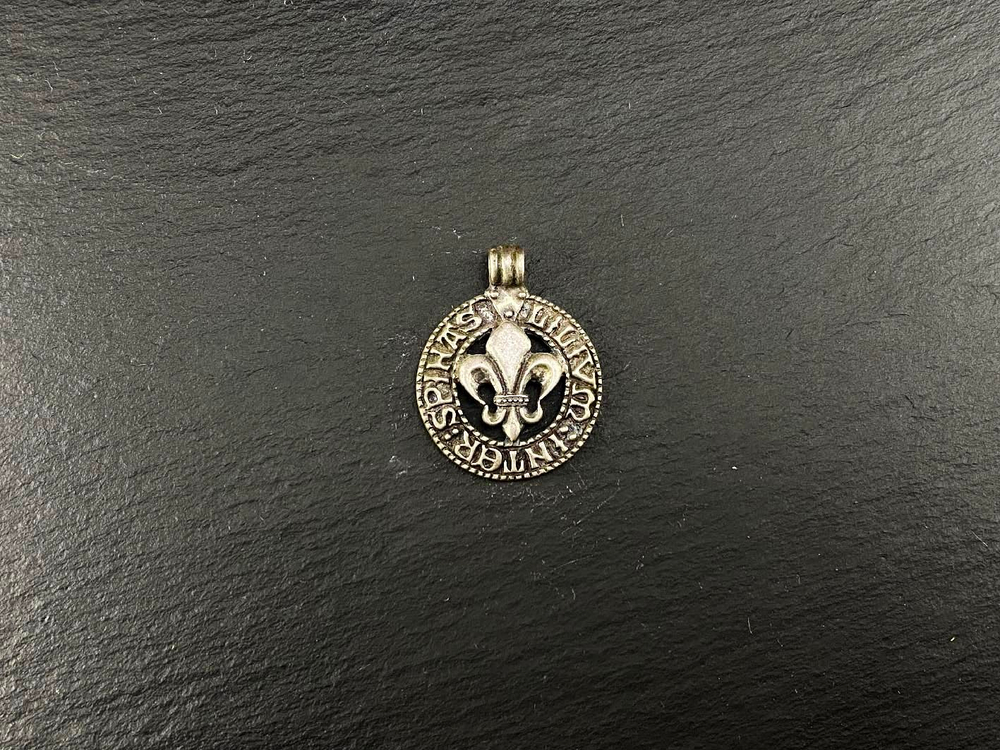 Подвеска. Лилия