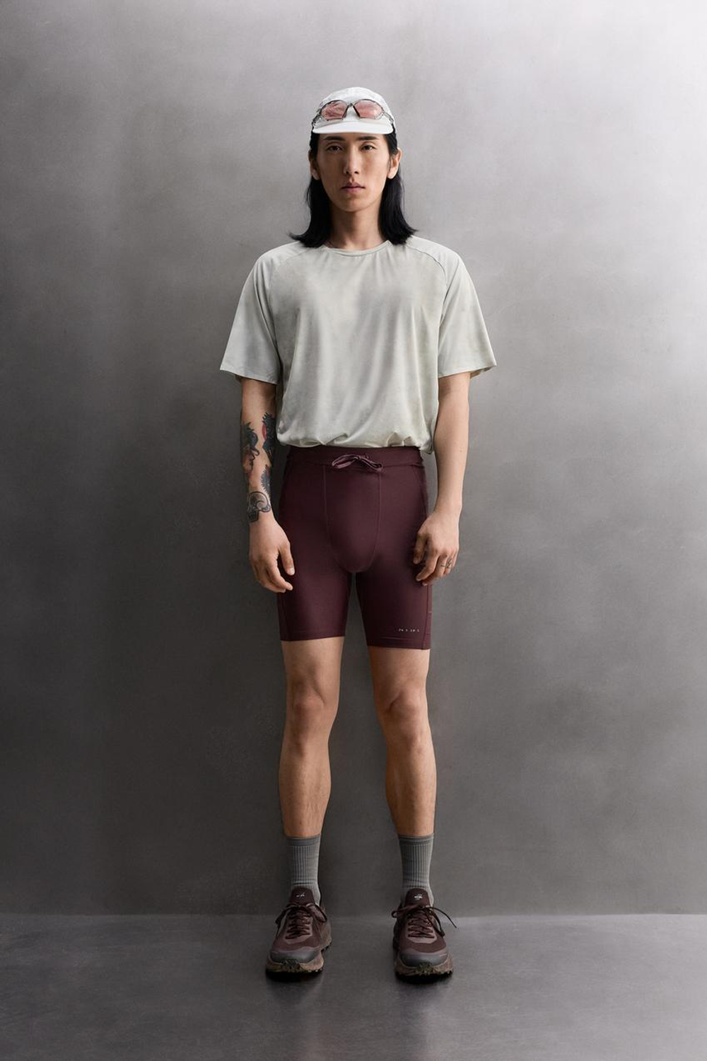 ZARA ФУТБОЛКА ДЛЯ БЕГА С ПРИНТОМ, ОТТЕНКИ СЕРОГО