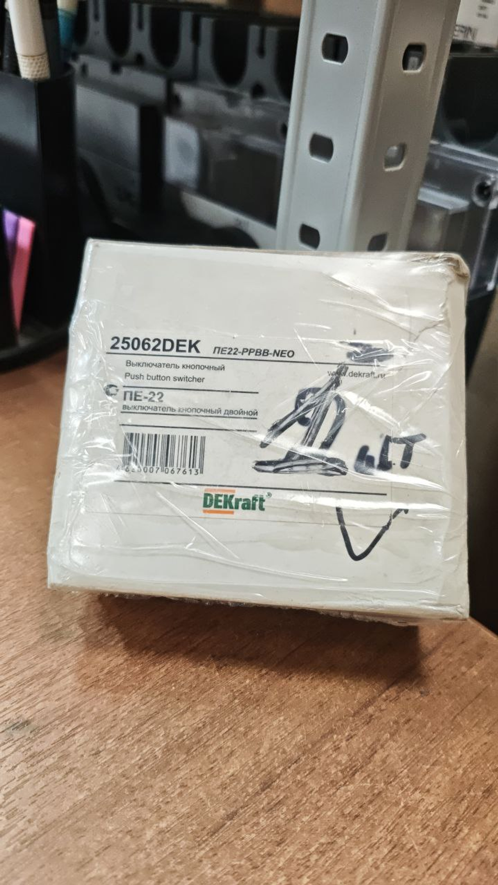 Переключатель на 2 положения I-O ПЕ-22 PPBB d22мм 220В неон зел./красн. DEKraft 25062DEK