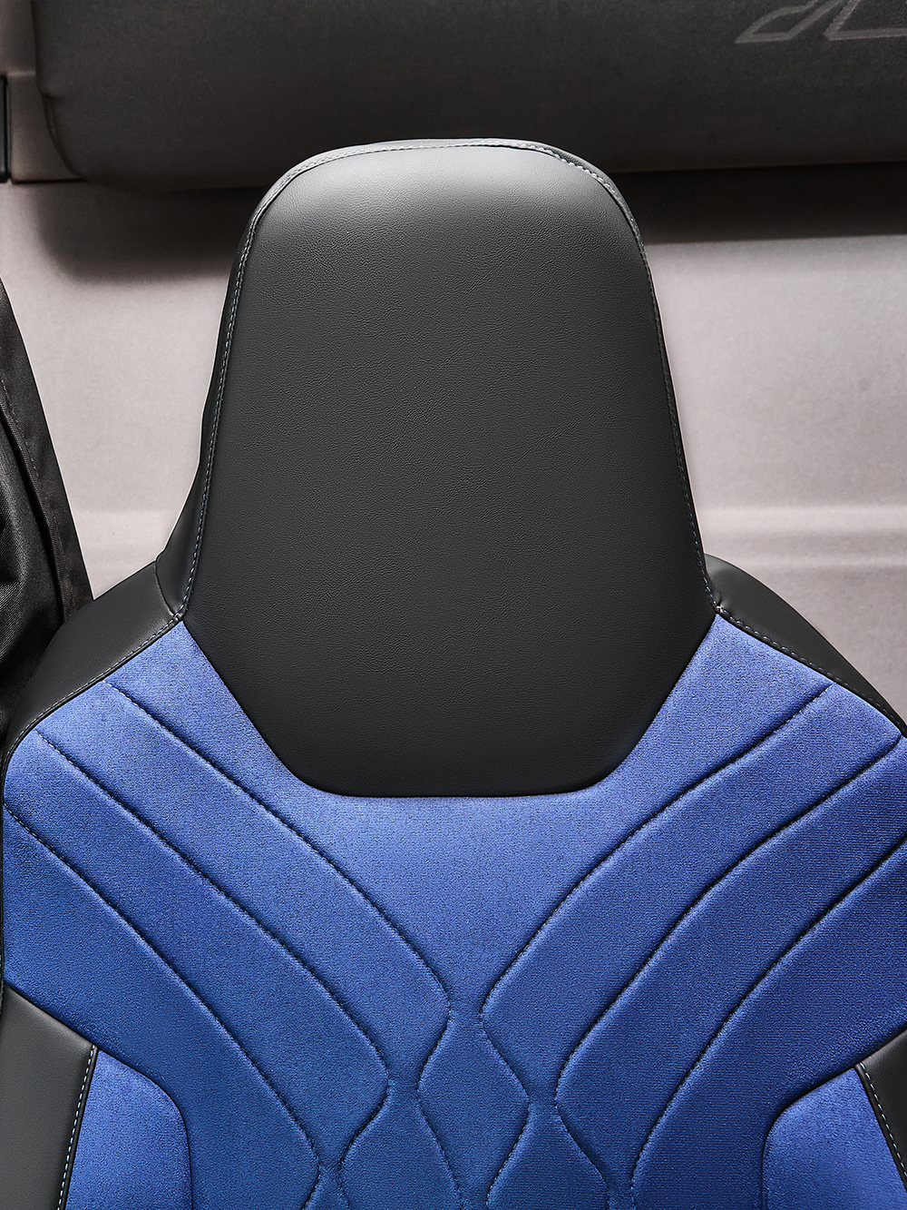 Чехлы Люкс MAN TGX, TGS с 2021 года без регулировки ремня безопасности водителя по высоте (экокожа, черный, синяя вставка)