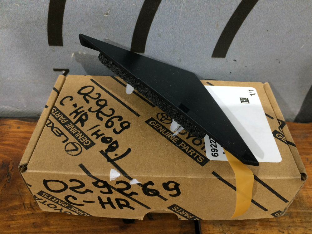 Накладка двери задней правой Toyota C-HR Новая Оригинал 69227F4010