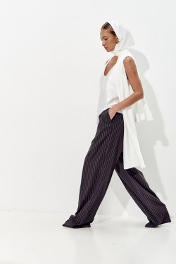 Майка из атласа с глубоким вырезом кремового цвета