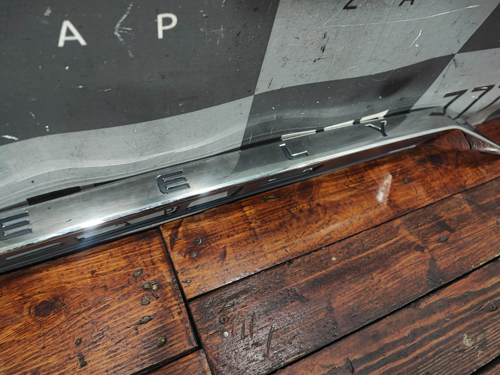 Накладка крышки багажника Geely Tugella 19-нв Б/У Оригинал 5062040200