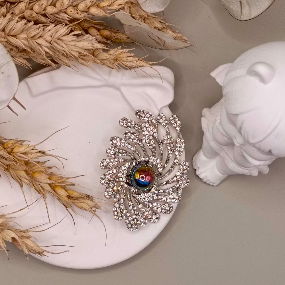 Брошь"Салют"объёмная, из цинкового сплава, с искусственным жемчугом и стразами.